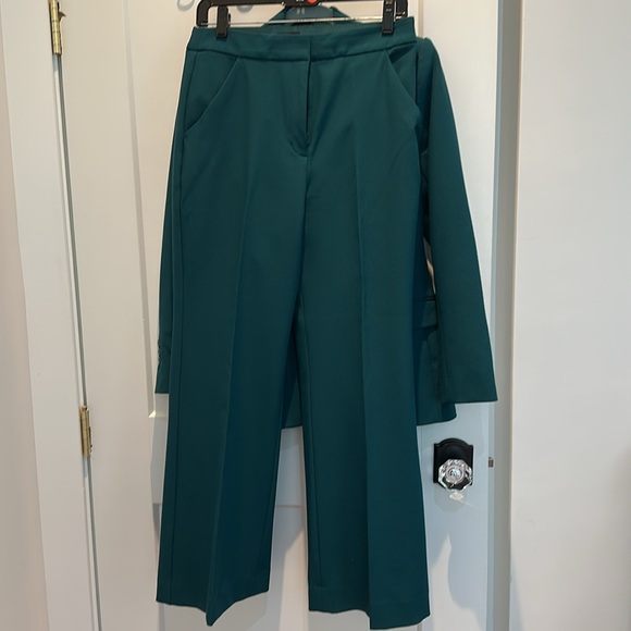Green Express Suit! Great color for the holidays! - Picture 2 of 3